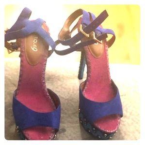 Gently worn platform sandals